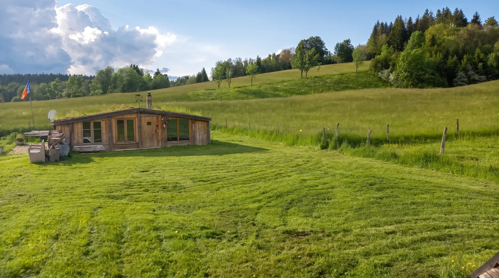 La Fuste au milieu des prés, au pied de la forêt