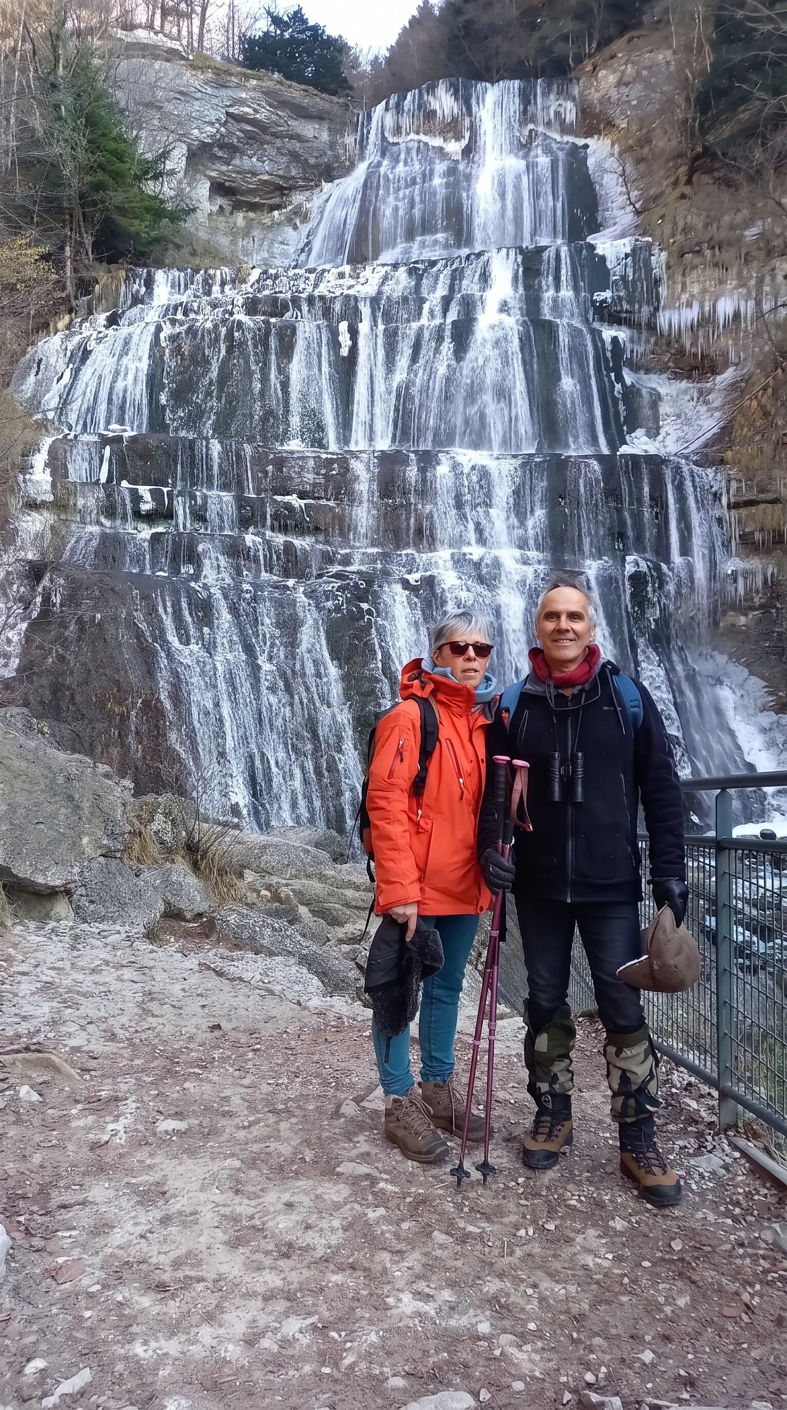 Randonnée en hiver devant une cascade gelée