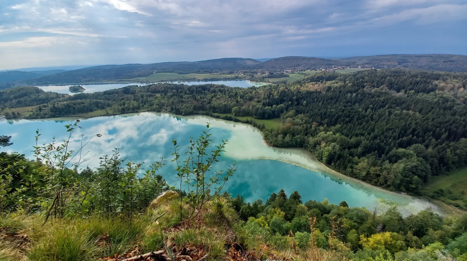 Lacs turquoise entourés de forêts, vus d'un belvédère
