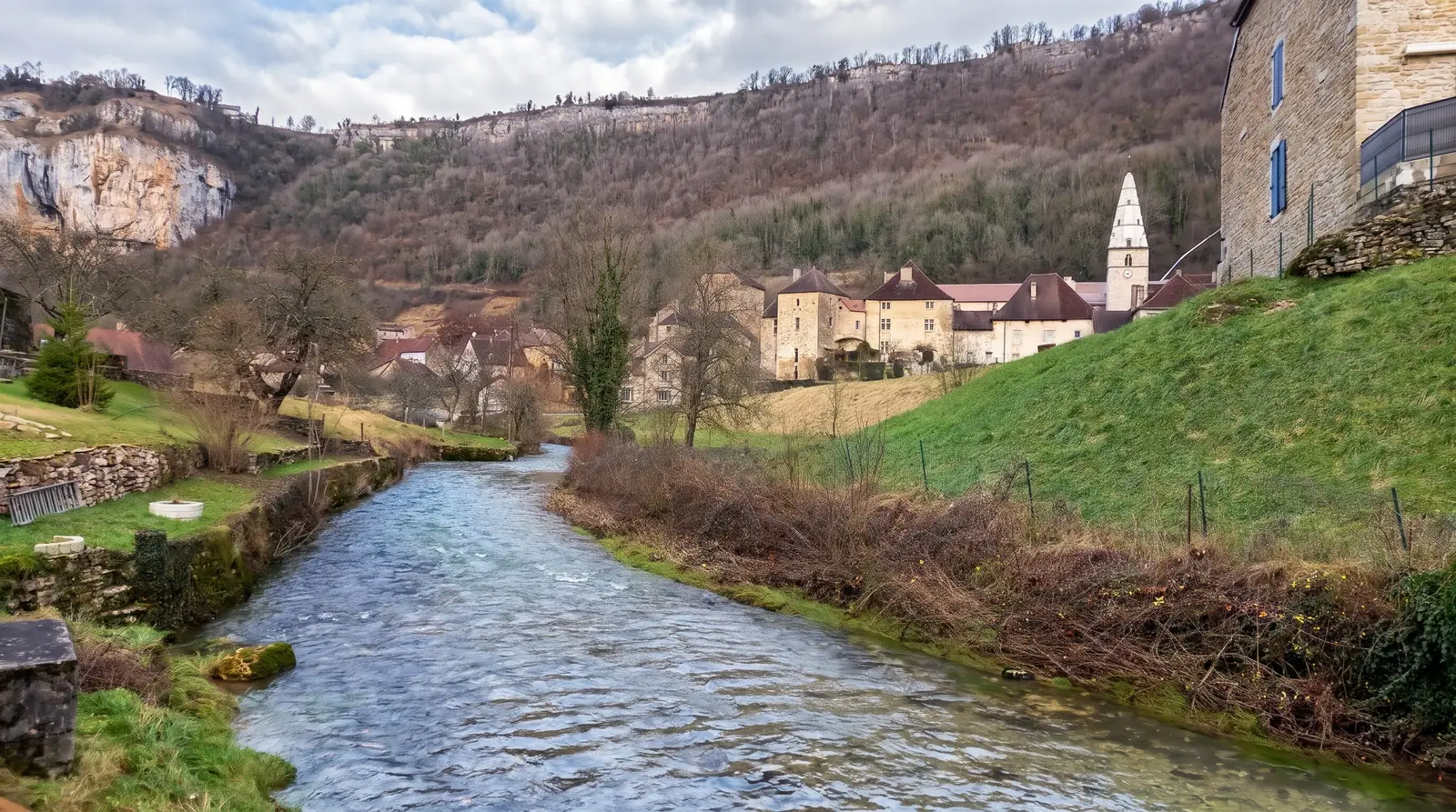 Une rivière et un village au fond d'une reculée
